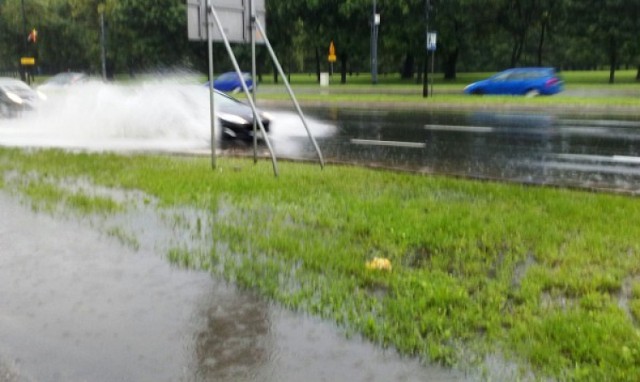 Woda zalała kilka ulic w stolicy, pod wodą znalazły się też ...