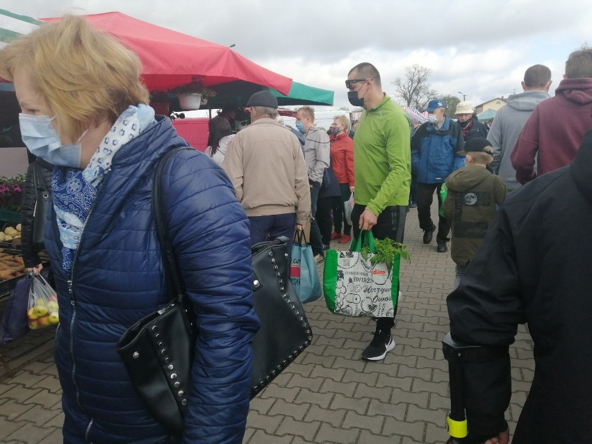 Duży ruch na targowisku miejskim w Skierniewicach. Dużo stoisk z kwiatami