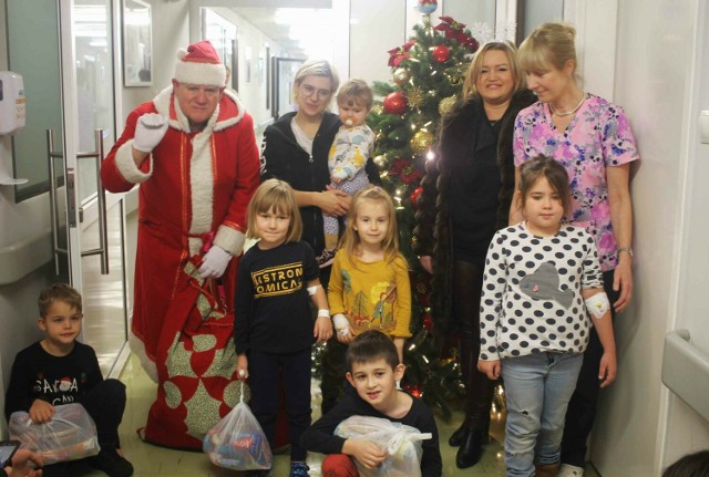 Święty Mikołaj nie zapomniał o chorych ze szpitala w Inowrocławiu. Odwiedził przebywające tam dzieci, a także i osoby dorosłe. Pamiętał o lekarzach, pielęgniarkach i ratownikach