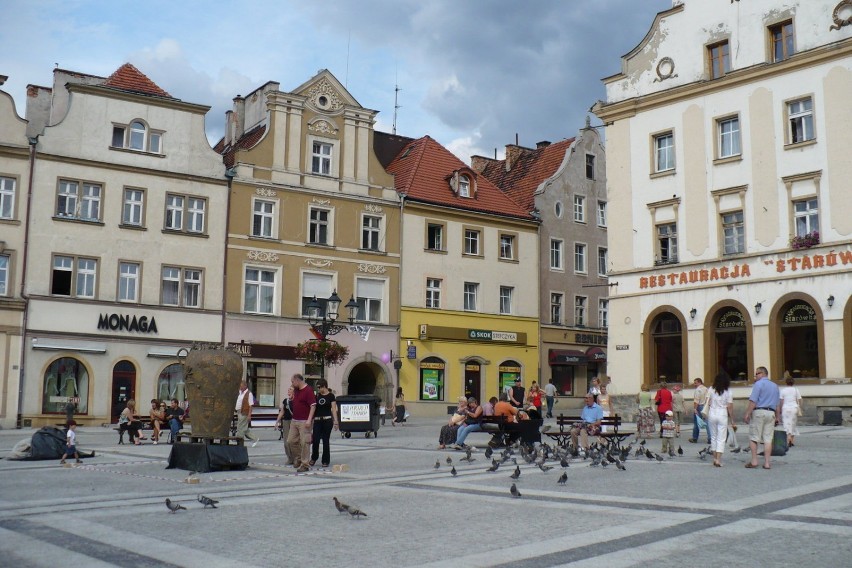 … otoczonego zabytkowymi kamieniczkami w różnych stylach, od...