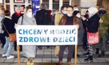 Piła. Przed biurem poselskim Marty Kubiak odbył się protest pod hasłem „Ani jednej więcej”. Zobaczcie zdjęcia