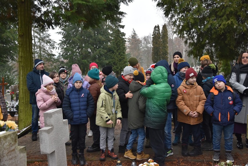 Uczniowie „Trójki” uczcili pamięć Powstańców Wielkopolskich i szukali śladów ich obecności w Chodzieży