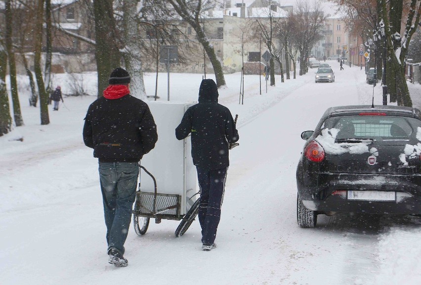 Zima w Piotrkowie na zdjęciach. Jak radzą sobie kierowcy?