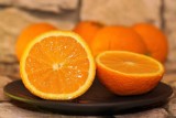 Jak błyskawicznie obrać pomarańczę? Przetestuj te trzy domowe triki. Sprawdź, jak pozbyć się pomarańczowej skórki w kilka chwil