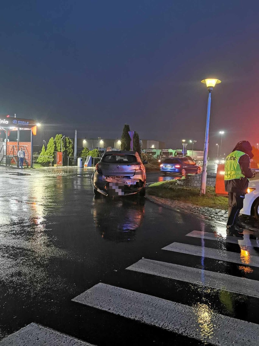 Zderzenie dwóch pojazdów na DK 32 w Granowie. Trzy osoby trafiły do szpitala
