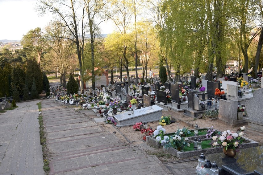 Cmentarz w Chodzieży w wiosenne popołudnie. Spokój i zaduma [ZDJĘCIA]