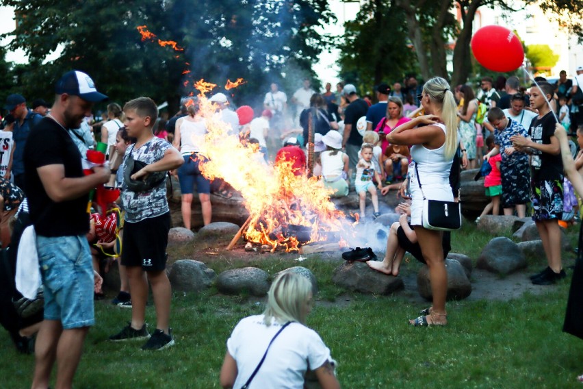 Mieszkańcy Rumi powitali lato w janowskim parku | ZDJĘCIA