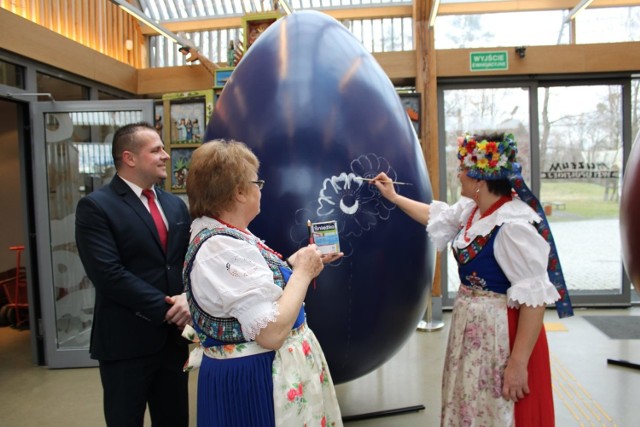 W poniedziałek podczas inauguracji promocji w Muzeum Wsi Opolskiej twórczynie zaczęły zdobić we wzór opolski gigantyczne jaja, które trafią do czterech gmin.