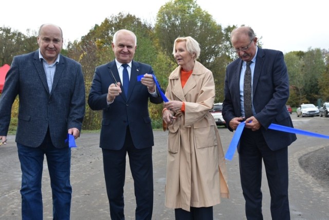 Jak na pełną niekonwencjonalnych działań gminę Trzebiatów przystało, wstęga była błękitna