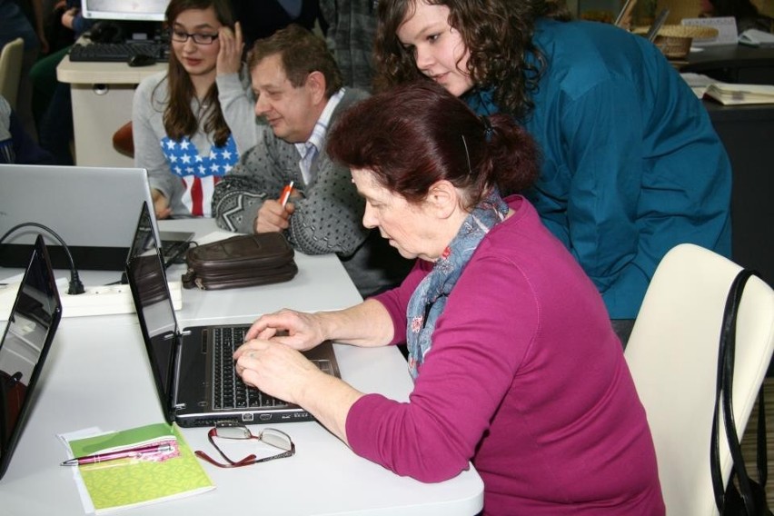 Miejska Bibliteka Publiczna w Piekarach Śląskich. Seniorzy i młodzież poznawali świat