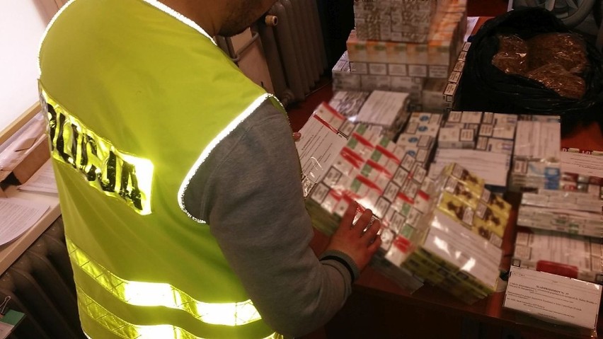 Świeccy policjanci znaleźli prawie tysiąc paczek nielegalnych papierosów