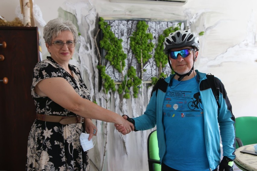 Rodczas rowerowej, charytatywnej wyprawy dookoła Polski 63-latek zawitał do Chełma. Zobacz zdjęcia