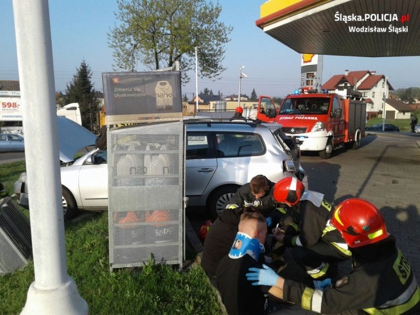 Wypadek na stacji benzynowej w Wodzisławiu Śląskim. Peugeot staranował samochody na stacji  ZDJĘCIA