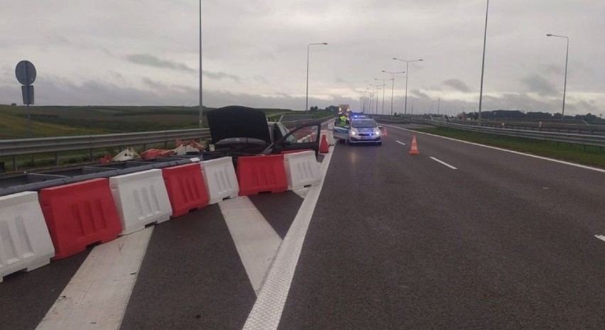 Ukrainiec kierujący renault uderzył w barierę energochłonną na autostradzie A4. Z obrażeniami został przewieziony do szpitala [ZDJĘCIA]