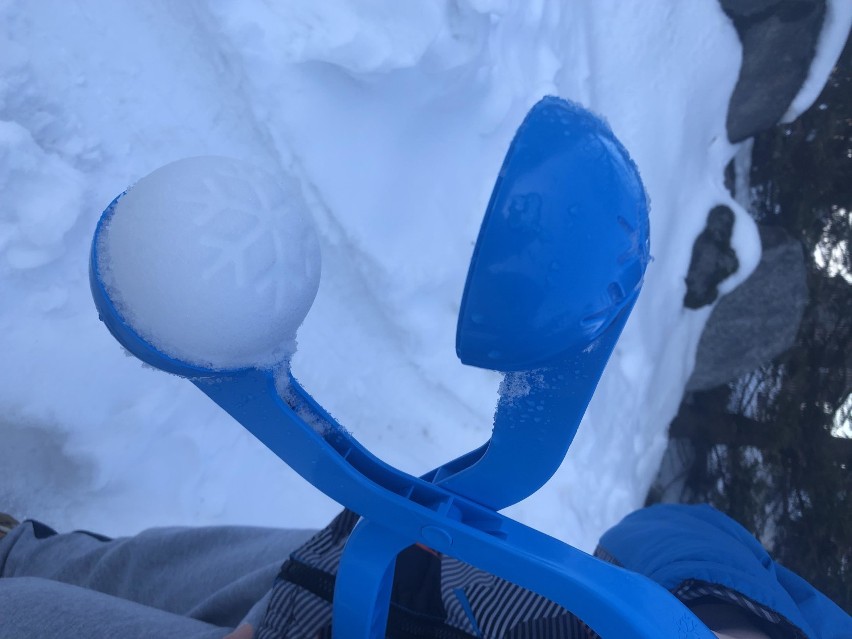 Urządzenie do robienia śnieżek jest hitem w Karpaczu