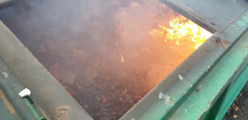 Pożar kontenera na odpady w Książu Wlkp.