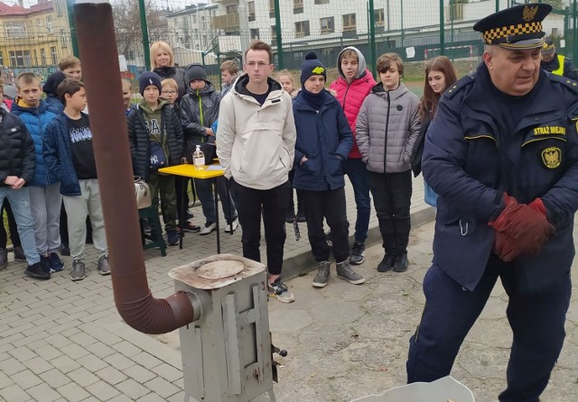Z okazji Dnia czystego powietrza w Szkole Podstawowej numer 12 w Kielcach Strażnicy Miejscy przygotowali niesamowity pokaz prawidłowego palenia w piecu.