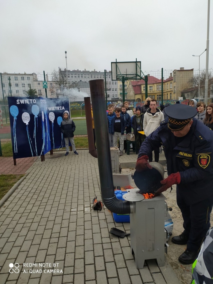 Święto czystego powietrza w Szkole Podstawowej numer 12 w Kielcach. Ciekawe pokazy i prelekcje Straży Miejskiej. Zobacz zdjęcia