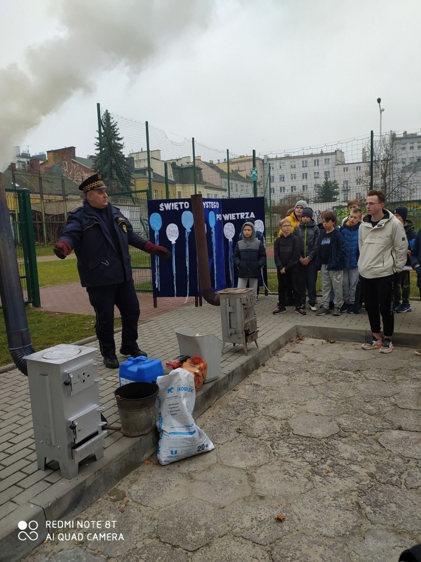 Święto czystego powietrza w Szkole Podstawowej numer 12 w Kielcach. Ciekawe pokazy i prelekcje Straży Miejskiej. Zobacz zdjęcia