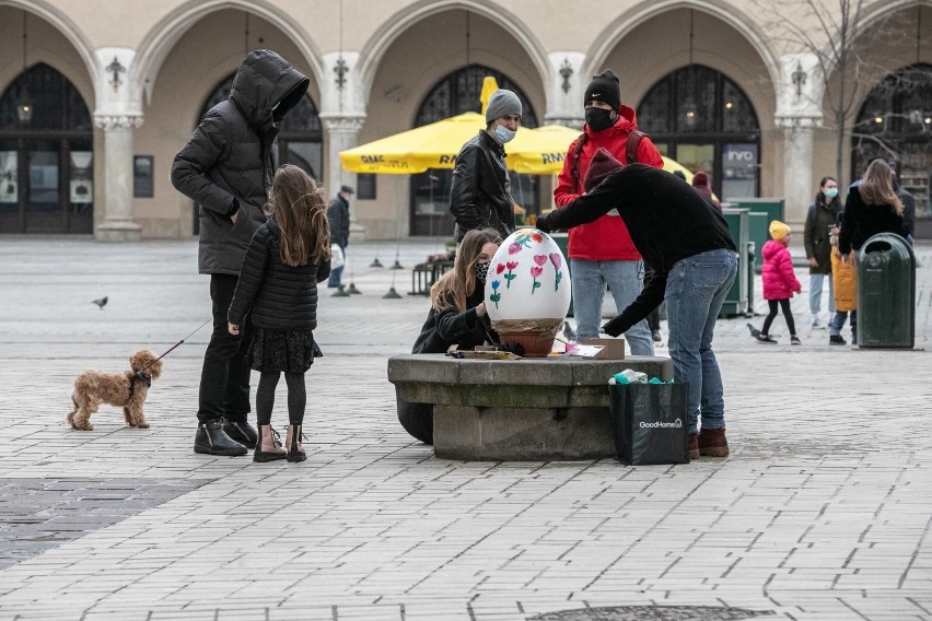 Malowanie wielkich jaj na krakowskim Rynku