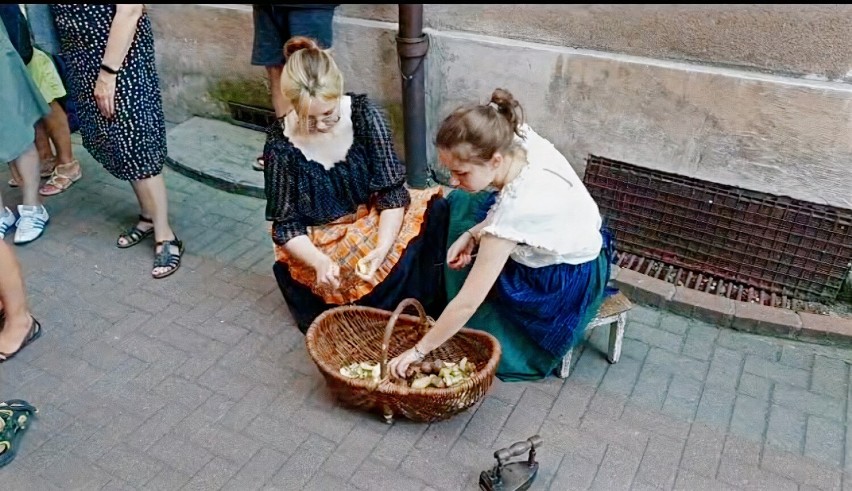 Marianna z koleżanką - inscenizacja Uczennice III LO