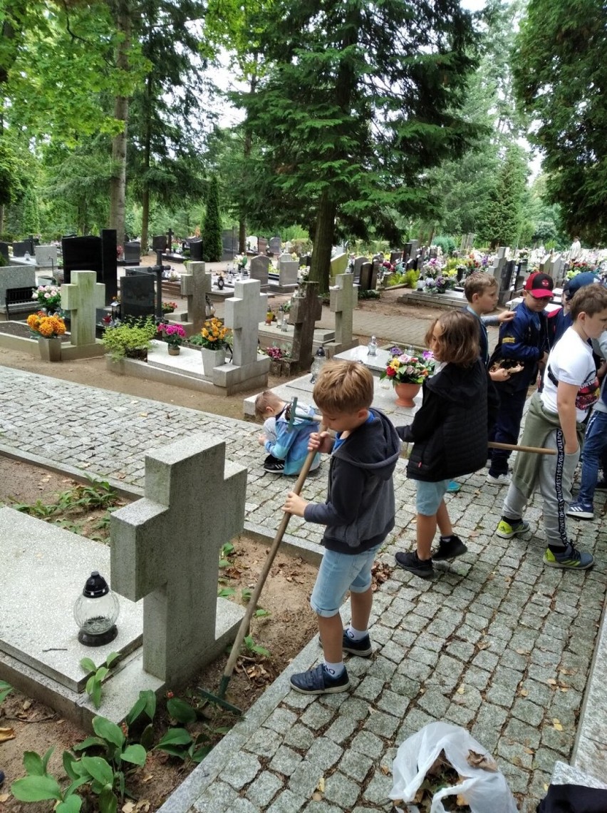 Trzecioklasiści z chodzieskiej Trójki posprzątali groby powstańców (ZDJĘCIA) 