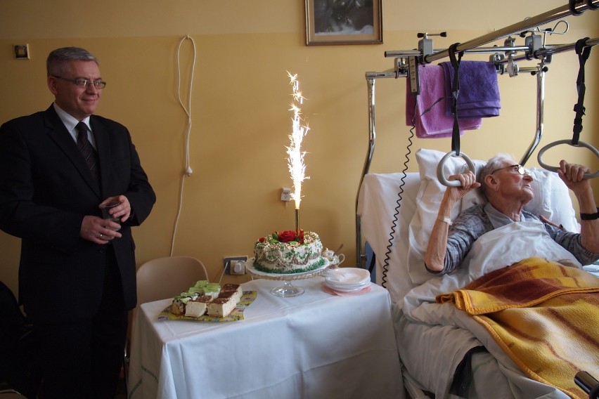 103 urodziny Tadeusz Kałamejka musiał spędzić w szpitalu....