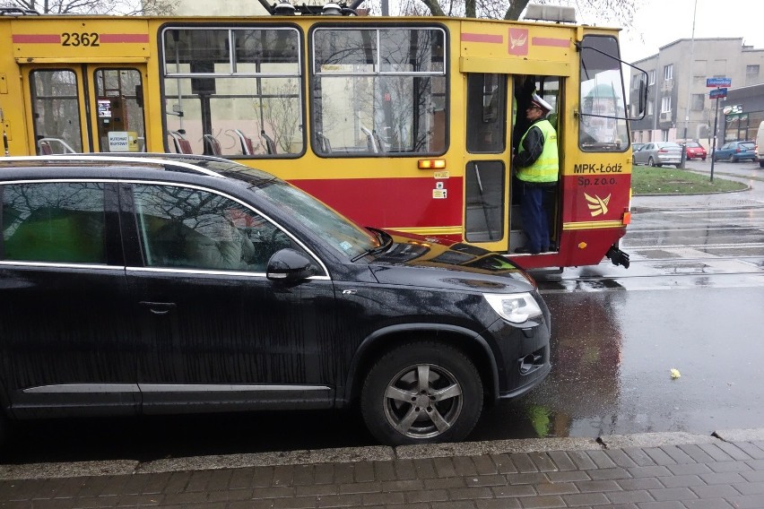 Wypadek na Limanowskiego w Łodzi. Samochód potrącił dwie osoby wysiadające z tramwaju