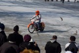 Żużel na lodzie na jeziorze w Kłecku. Walczyli o puchar burmistrza Adama Serwatki [FOTO, FILM] 