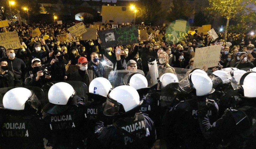 Strajk Kobiet. Policjanci z wydziałów prewencji dostaną 500 zł premii. Pozostali funkcjonariusze oburzeni