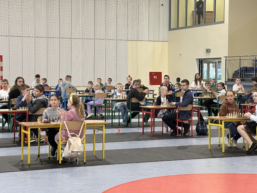 Turniej Szachowy „Każdy wygrywa” w Zdziechowie. W zawodach wzięło udział wielu graczy z Wielkopolski