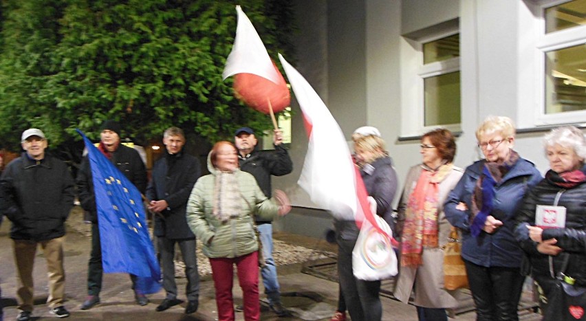 Wiec solidarności ze strajkującymi nauczycielami przed sądem w Zduńskiej Woli