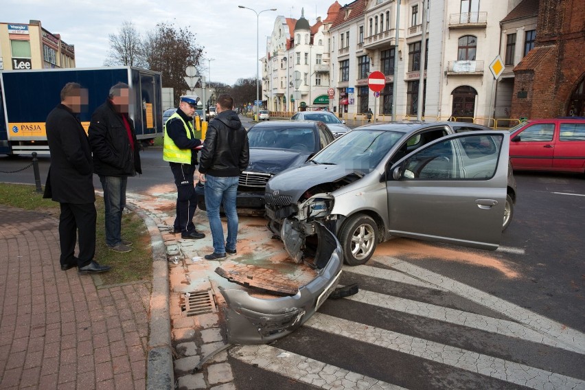 Jadący z ulicy Łajming od strony alei Sienkiewicza nie...