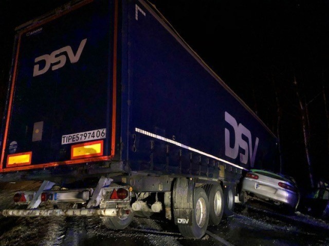 Do późnej nocy we wtorek, 15 stycznia, trwało usuwanie samochodów uczestniczących w wypadku na trasie Sulechów-Kargowa. Droga jest już przejezdna.
 
– Zadanie było trudne. Trzeba było usunąć dwie ciężarówki i dwa auta osobowe na śliskiej drodze – mówi Marek Dziubałka z pomocy drogowej Maxmar. Samochody zostały usunięte późno nocą we wtorek, 15 stycznia.
 
Do wypadku doszło w poniedziałek, 14 stycznia, około godz. 16.30. Zderzyły się cztery samochody – dwa auta osobowe oraz dwie ciężarówki. Karetka pogotowia ratunkowego zabrała do szpitala jedną ranną osobę.

Przeczytaj też:  WYPADEK KOŁO SULECHOWA. ZDERZYŁY SIĘ DWIE CIĘŻARÓWKI I DWA SAMOCHODY OSOBOWE [ZDJĘCIA]

Zobacz też wideo: W Kostrzynie i Dąbroszynie antyterroryści zatrzymali cztery osoby uprawiające i handlujące marihuaną.



