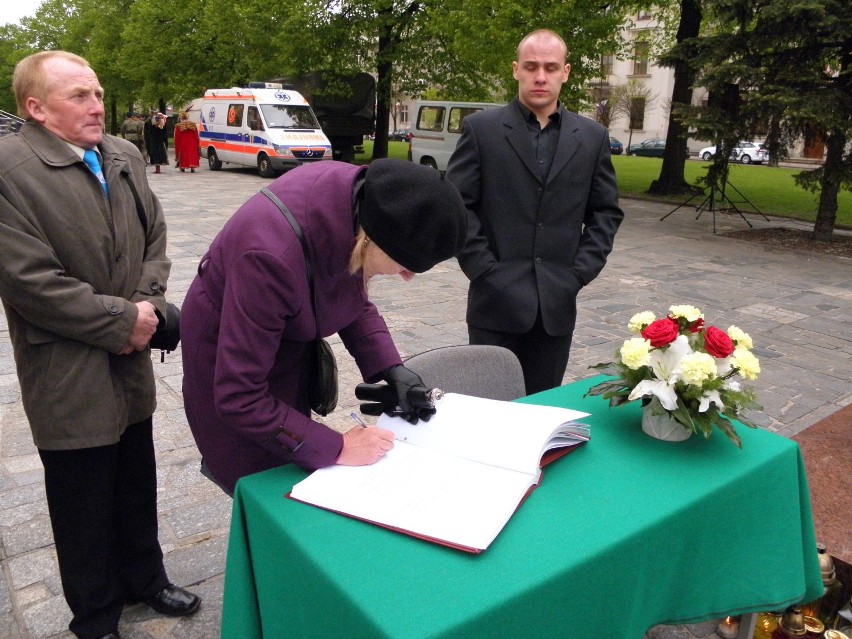 W Łodzi święto konstytucji uczczono mszą, salwami honorowymi...
