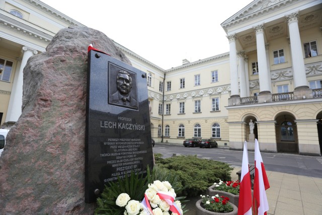 Kontrowersyjny pomnik Kaczyńskiego zniknie spod ratusza? Konserwator ma dwie możliwości