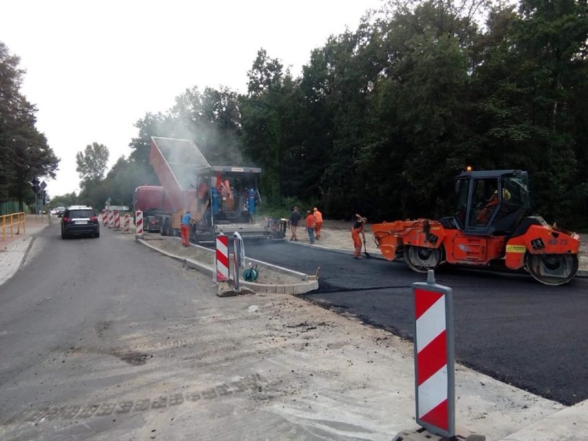 Druga warstwa asfaltu na rondzie u zbiegu ulic Radomskiej i Batalionów Chłopskich w Starachowicach