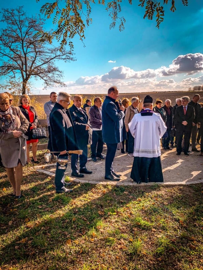 Symboliczne otwarcie i poświęcenie cmentarza z okresu I...