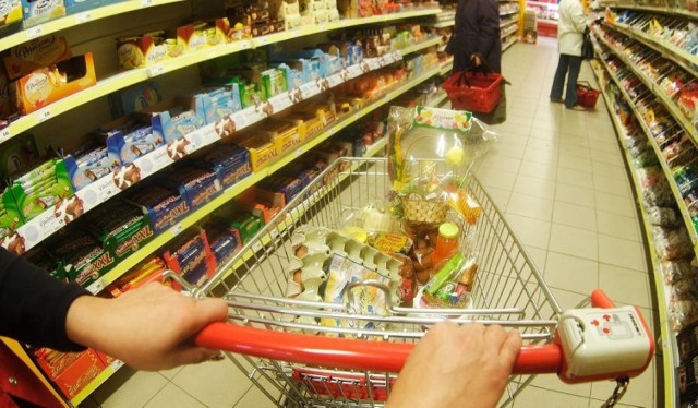 Na zakupach w marketach zdarza się, że trudno wózkiem ominąć palety z towarem, ułatwieniem są szersze alejki (zdjęcie ilustracyjne)