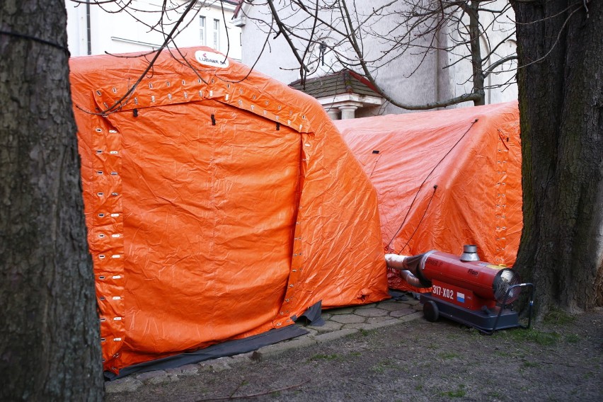 Dwa namioty przed szpitalem zakaźnym na Wolskiej. To polowe izby przyjęć na wypadek koronawirusa