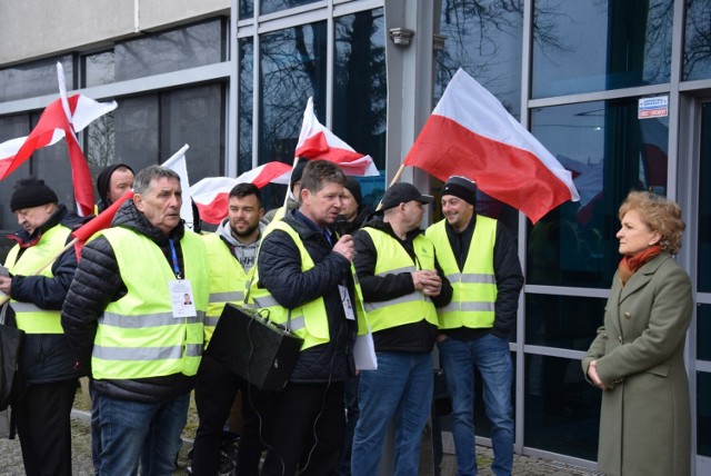 Rolnicy z Żuław i Wyżyn Gdańskich wyjechali na ulice Pruszcza Gdańskiego i spotkali się z posłami