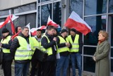 Rolnicy protestowali w Pruszczu Gdańskim. Wyjechali na ulice, a posłom dali petycje i kosze z obornikiem!