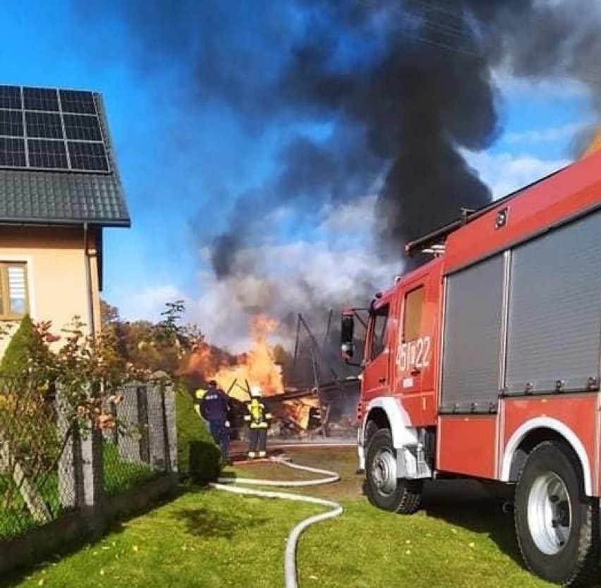 Przyszowa. Pożar stodoły i budynku gospodarczego. W akcji kilka jednostek strażackich i OSP