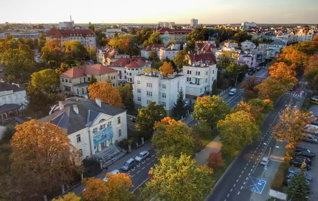 Tak wyglądają luksusowe apartamenty z rynku wtórnego, które zostały wystawione na sprzedaż na portalu otodom.pl. Znajdziesz tu zarówno lokale w nowych budynkach, jak i w starszych kamienicach. W zestawieniu zamieszczamy nieruchomości, na które trzeba wydać ponad milion złotych (najdroższa kosztuje blisko 1,6 mln). 

Przejdź do galerii - zamieściliśmy w niej zdjęcia, najważniejsze informacje na temat danej nieruchomości oraz oczywiście ceny ▶▶