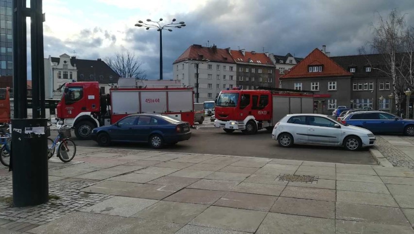 Alarm bombowy w Gliwicach. Dworzec PKP ewakuowany. Pociągi stały [ZDJĘCIA]