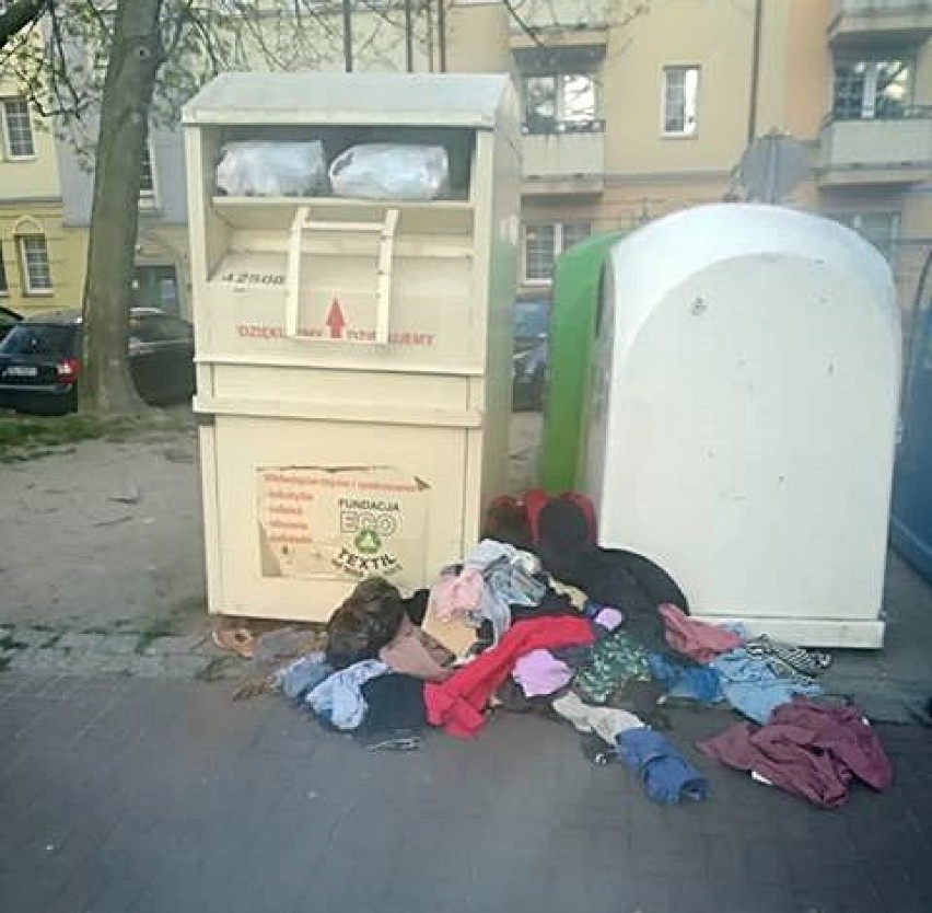 Głogów: Bałagan przy kontenerach z używaną odzieżą. Czy wiecie, gdzie potem  trafiąją wasze ubrania?