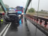 Wypadek BMW w Namysłowie. 21-latka wpadła w poślizg na wiadukcie i rozbiła się o bariery 
