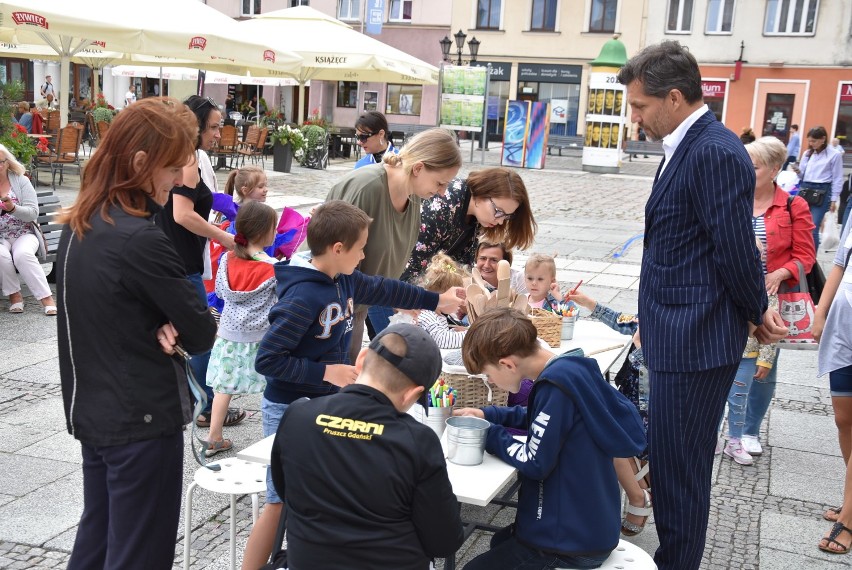 Dziecięce czwartki w Kaliszu wróciły. Kreatywne zajęcia dla dzieci na Głównym Rynku. ZDJĘCIA