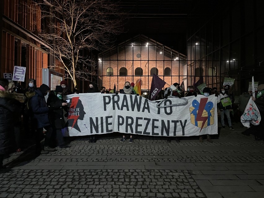Kraków. Wielki marsz kobiet. "Dzień Kobiet Bez Kompromisów" [ZDJĘCIA]