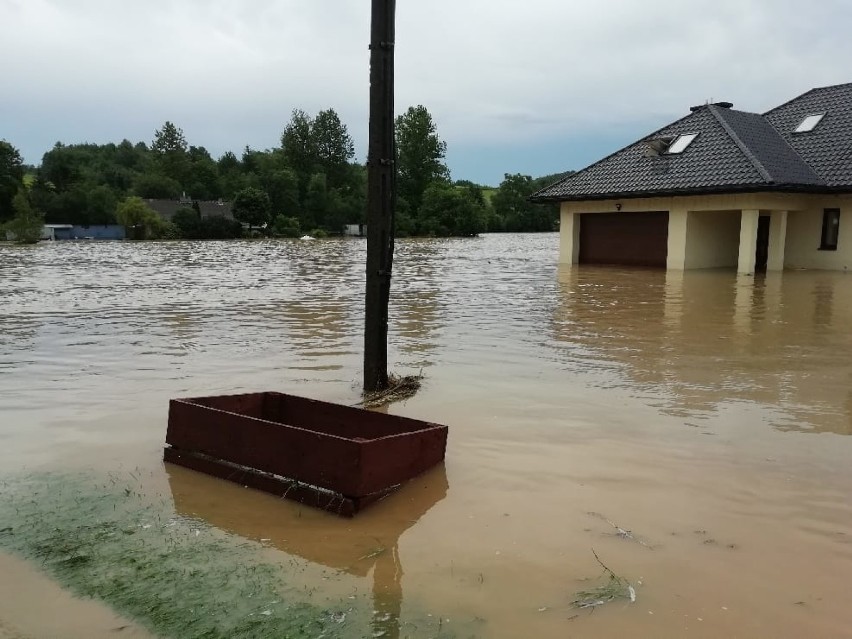 Ponad milion złotych dla powodzian z diecezji rzeszowskiej. W pomoc zaangażował się Kościół
